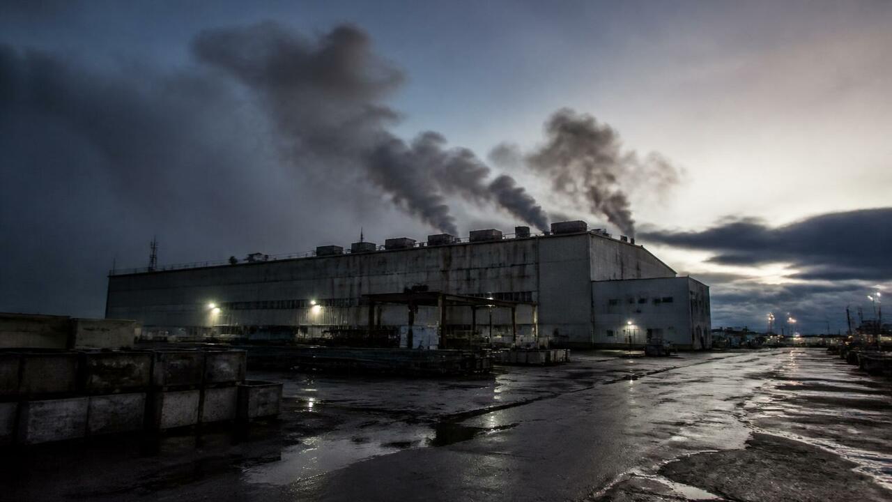 Пожар на складе в Аксае охватил 9 тысяч квадратных метров В Аксае Ростовской области пожар на складе выро...